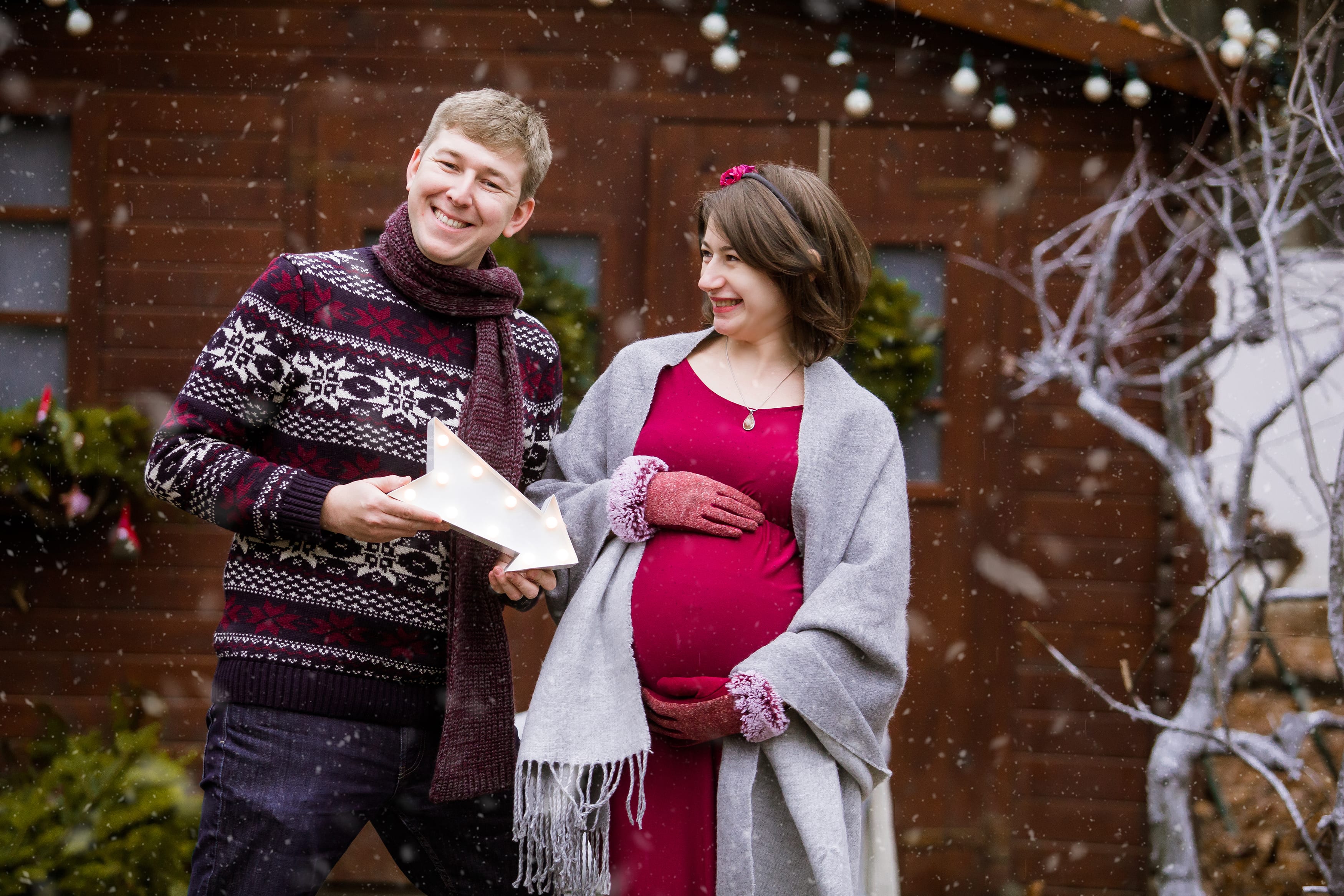 Babybauch Shooting im eigenen Garten mit Ehemann