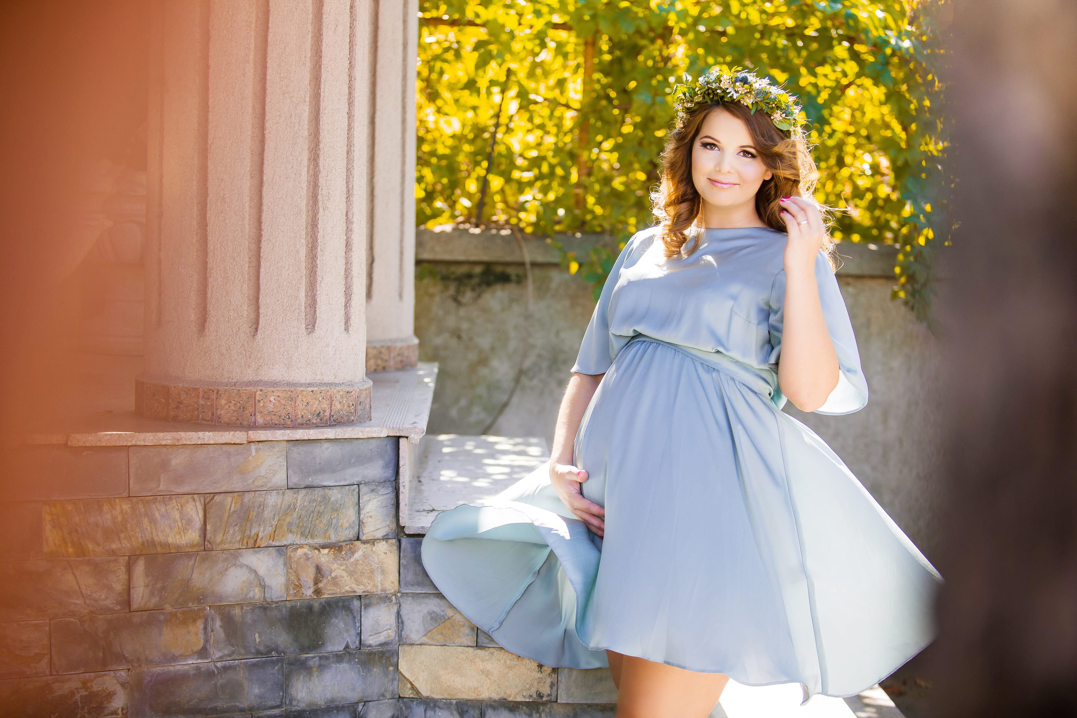 Berlin Babybauch Shooting draussen romantisch und natuerlich