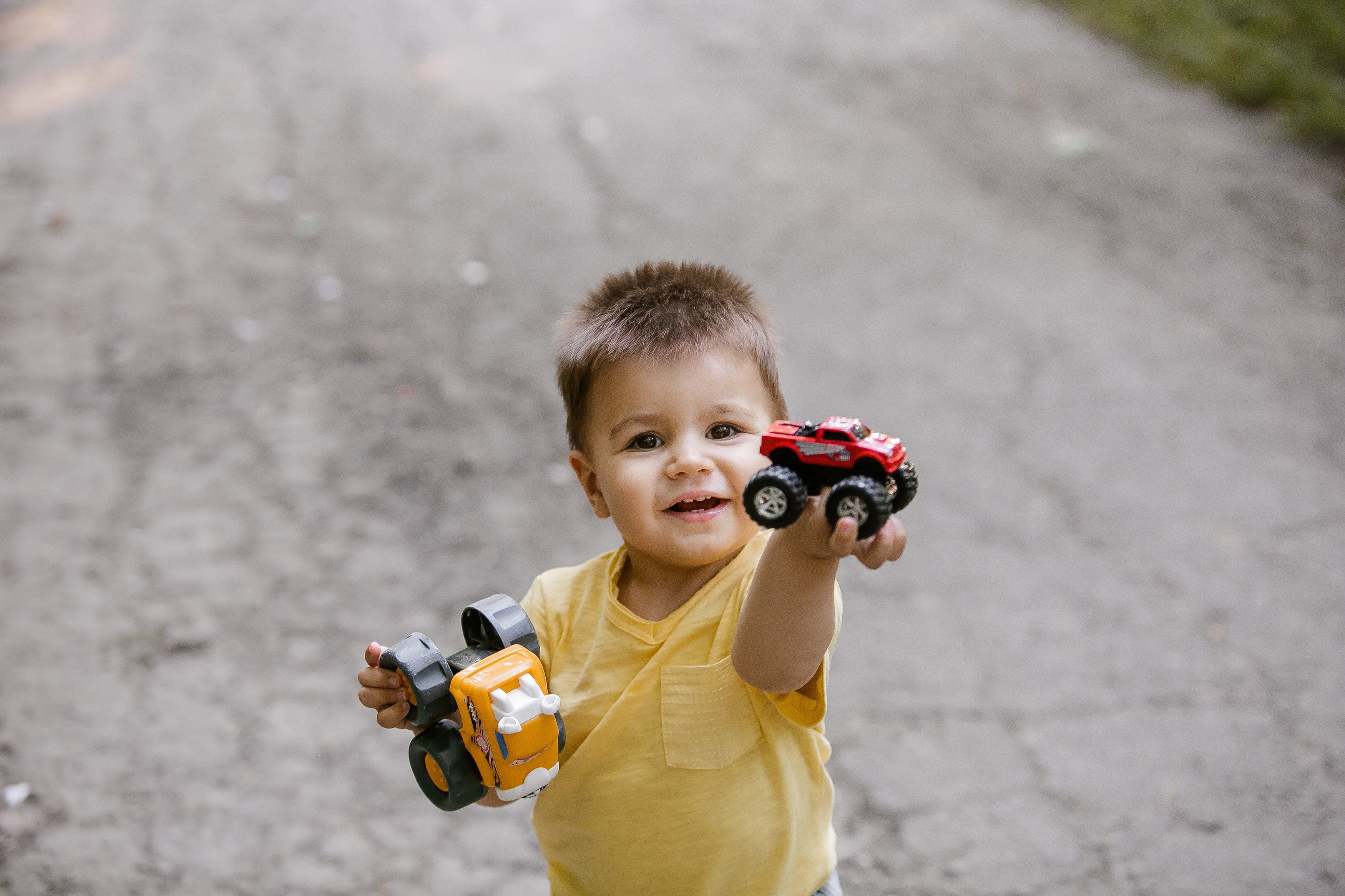 Junge mit Spielzeug Outdoor Fotografie Berlin
