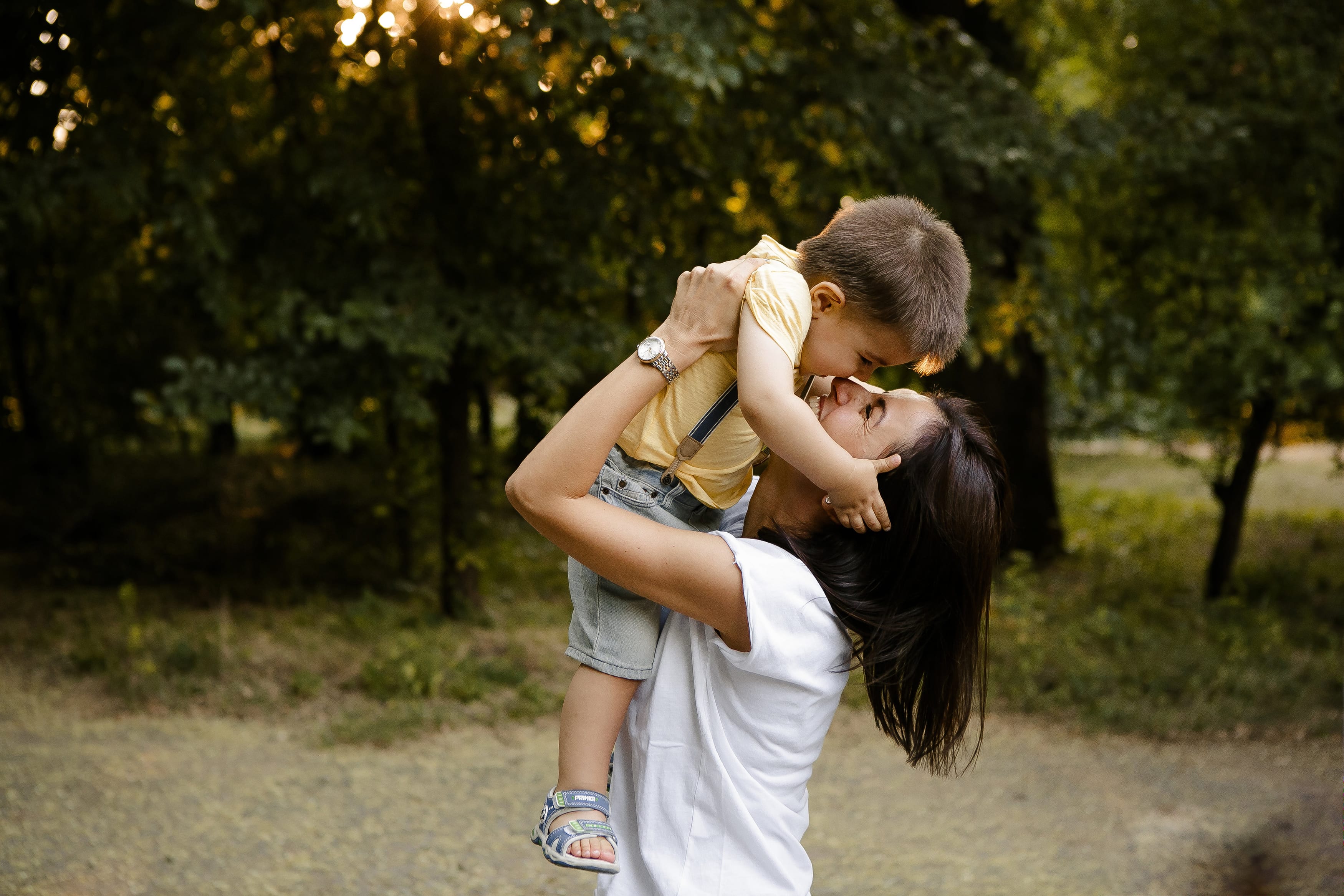 Kind mit Mutter im Arm draussen Fotografie