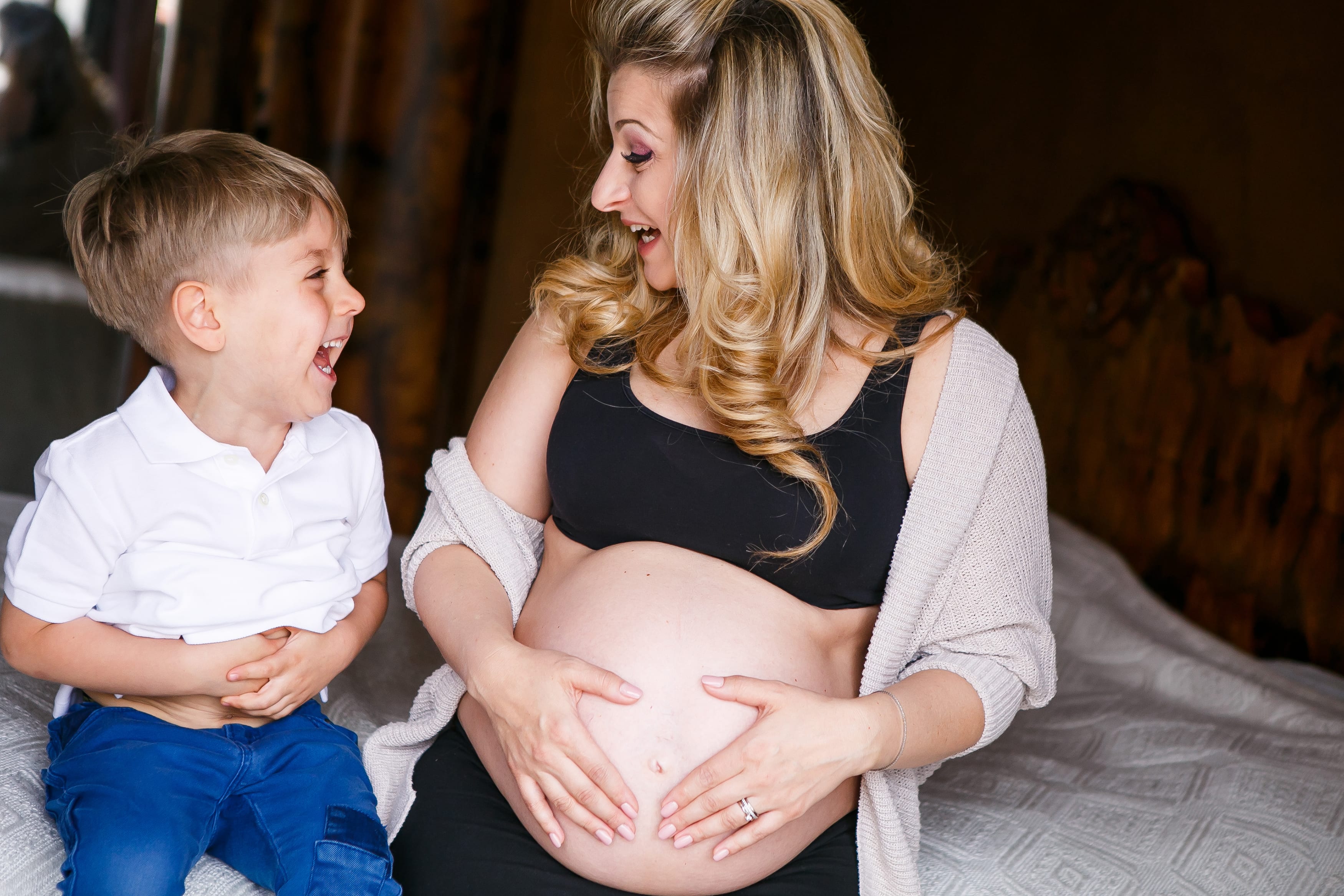 Kind und schwangere Mutter Fotoshooting zu Hause
