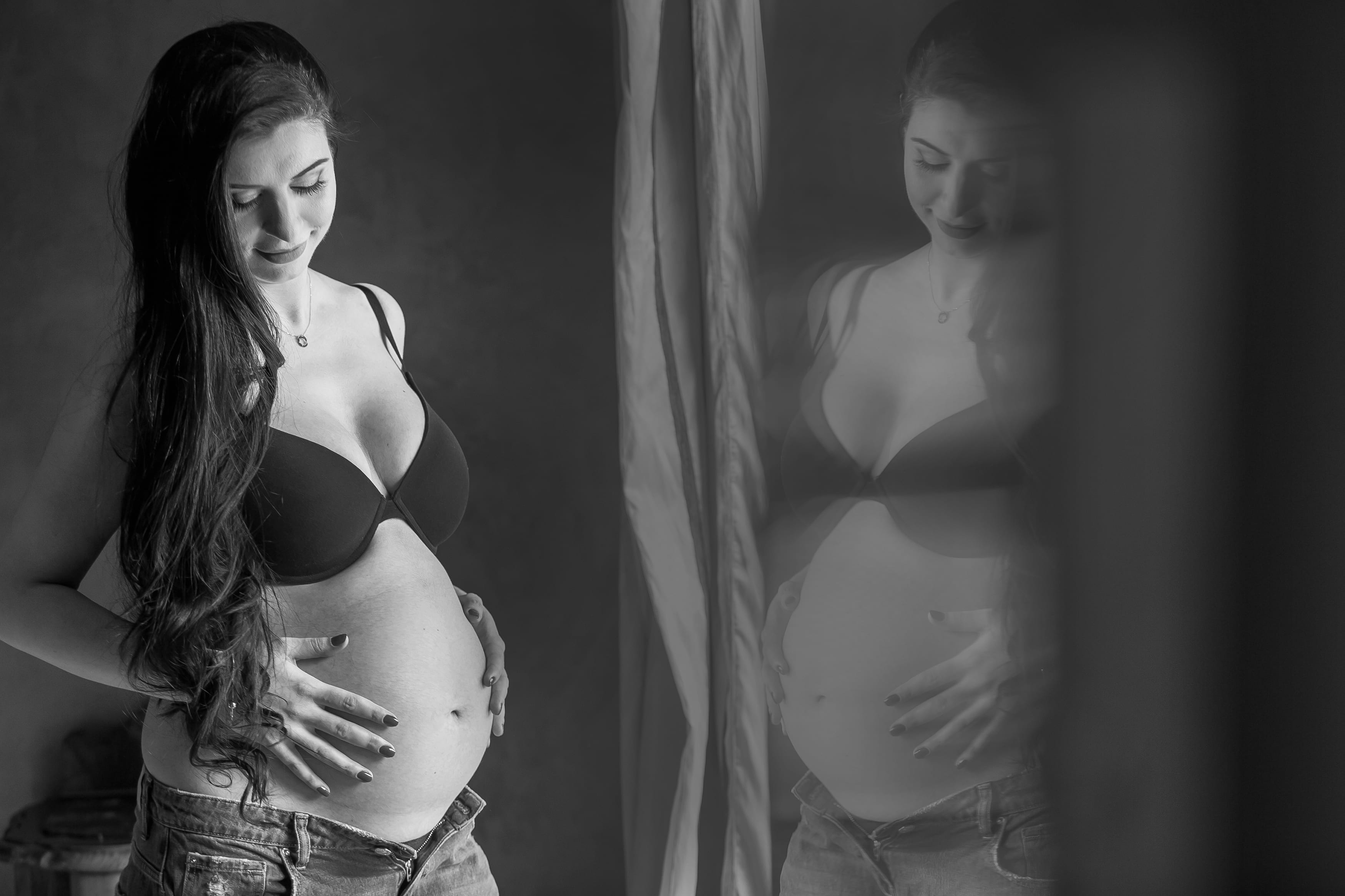 Kuenstlerisches Bilder einer schwangeren Frau in Berlin