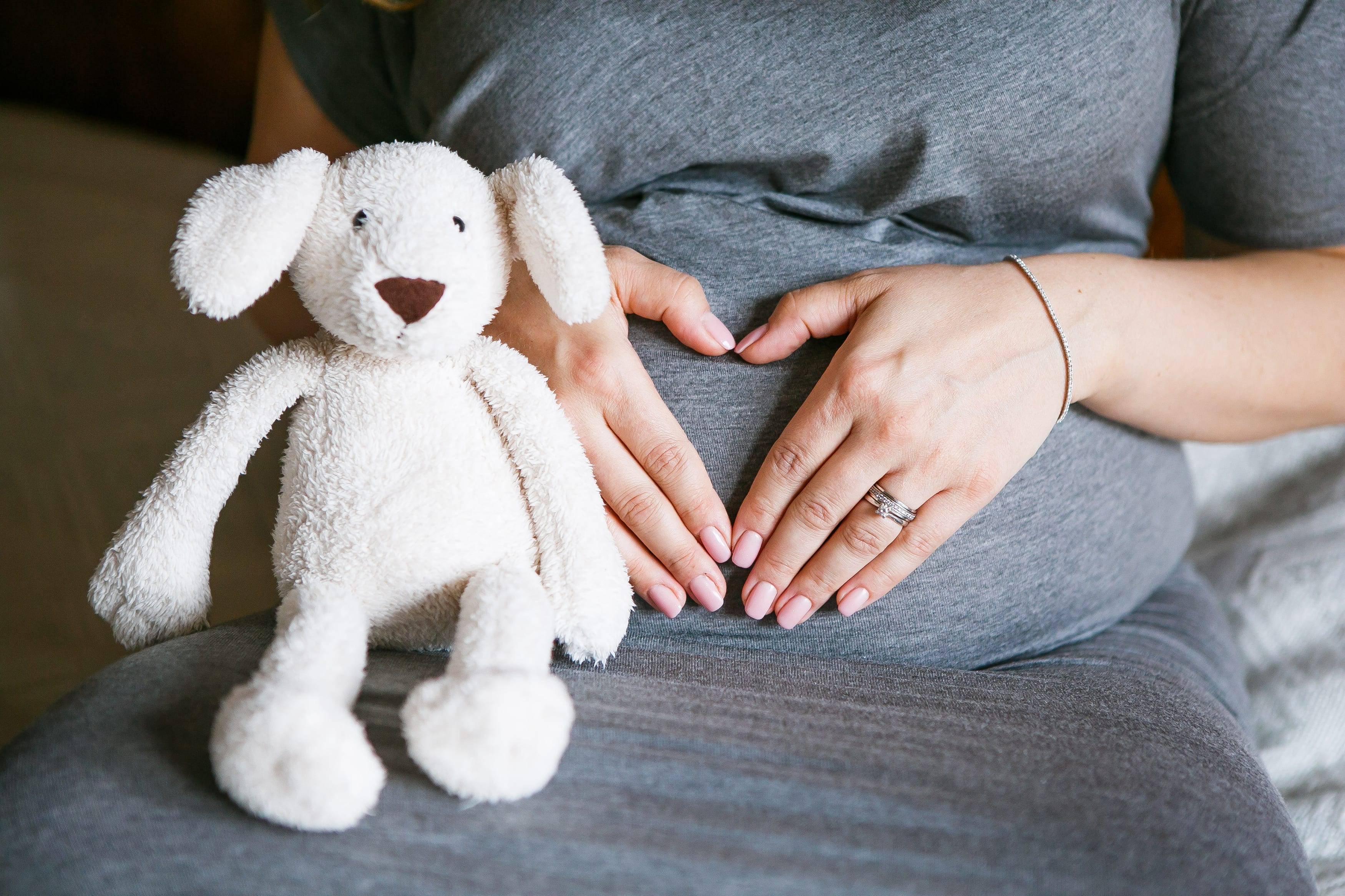 Kuscheltier und Babybauch Fotoshooting Berlin