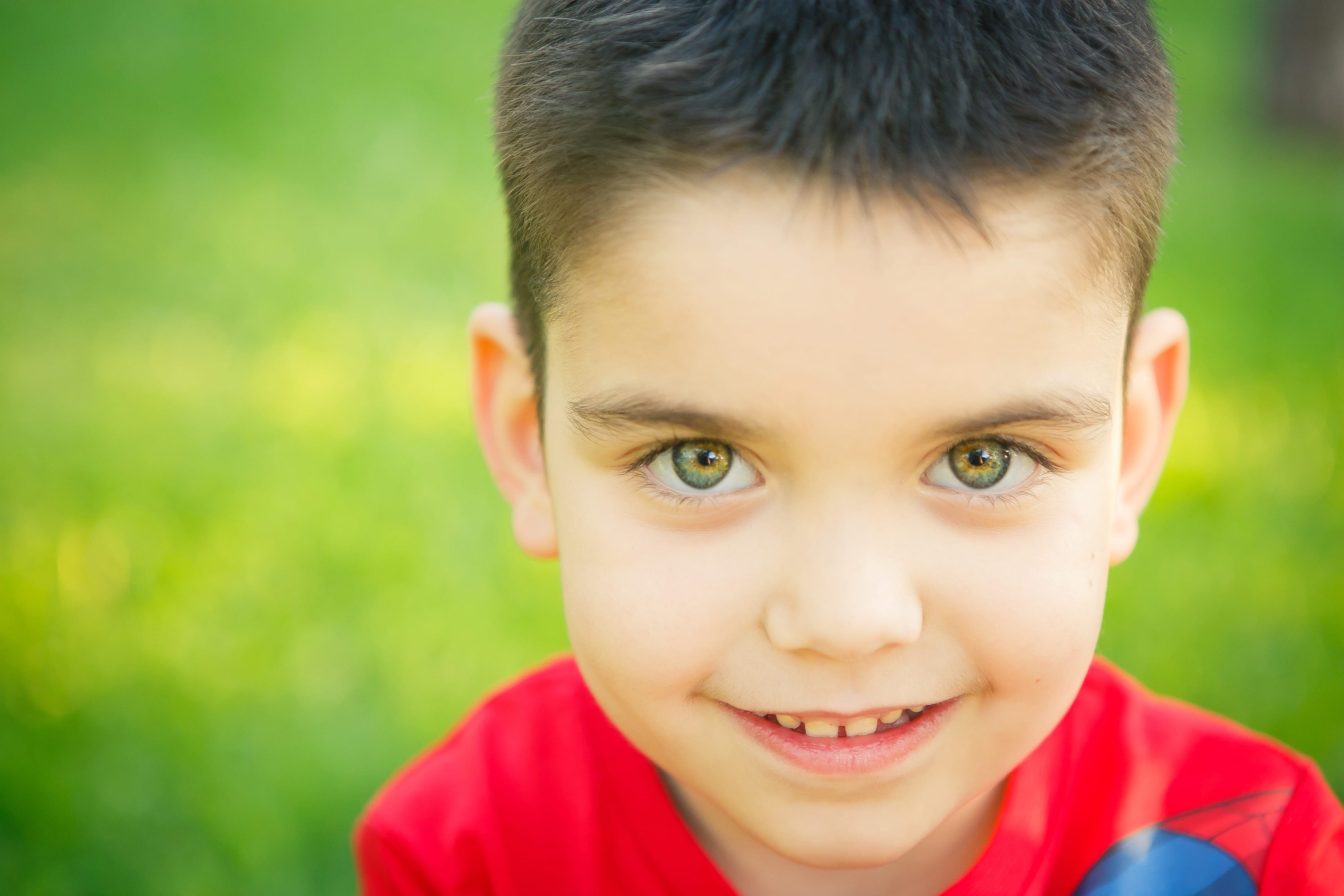 kleiner junge beim Fotoshooting