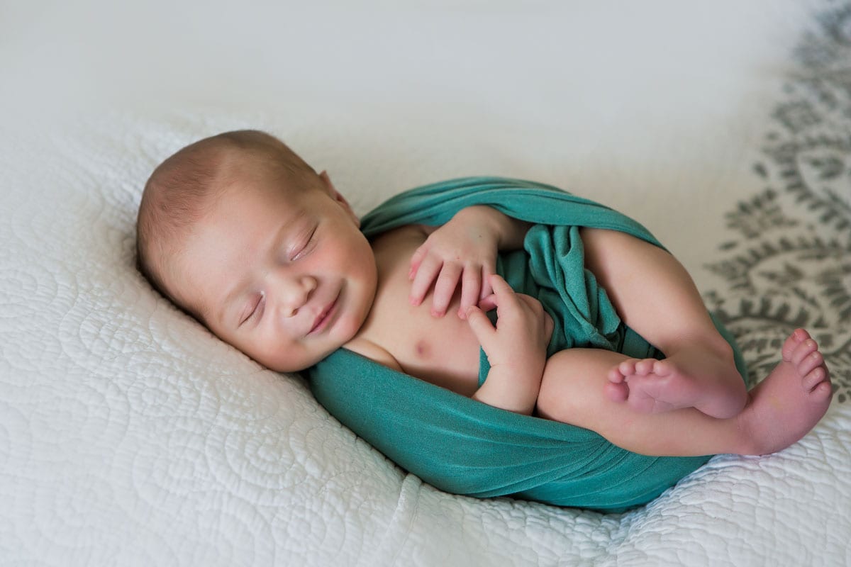 Neugeborenes Baby schlaeft auf dem Ruecken bei einem neugeborenen Fotoshooting im Donna Bellini Photo Studio Berlin Neugeborenes Baby schlaeft auf dem Ruecken bei einem neugeborenen Fotoshooting im Donna Bellini Photo Studio Berlin