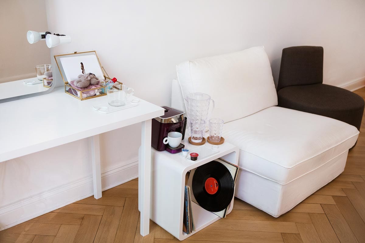 Larisa Fotostudio Donna Bellini schwangerschaft Fotografie Charlottenburg Tisch Sessel und Schallplatten Larisa Fotostudio Donna Bellini schwangerschaft Fotografie Charlottenburg Tisch Sessel und Schallplatten