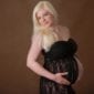 Schwangere-Frau-mit-langen-blonden-Haaren-und-schwarzen-Kleid-posiert-waehrend-eines-Fotoshootings-im-Donna-Bellini-Fotostudio-in-Berlin