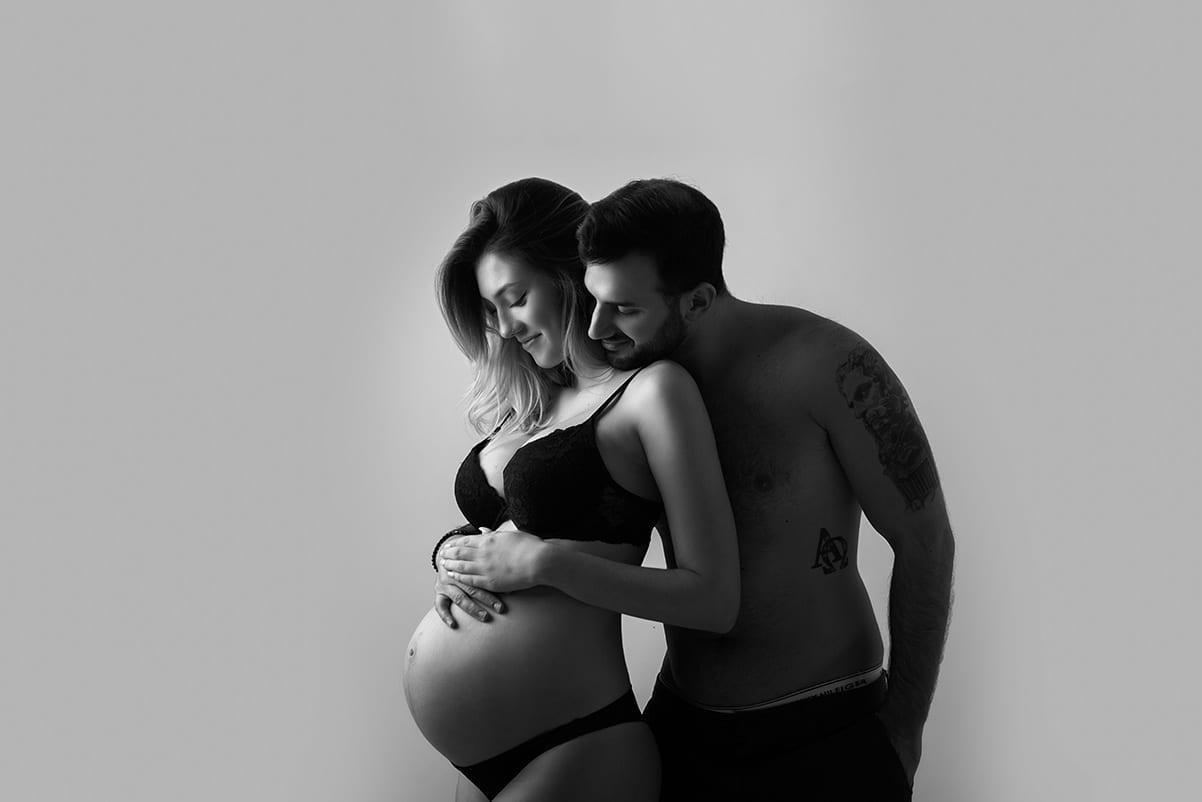 Fotoshooting schwanger mit Partner Schwarzweißbildern