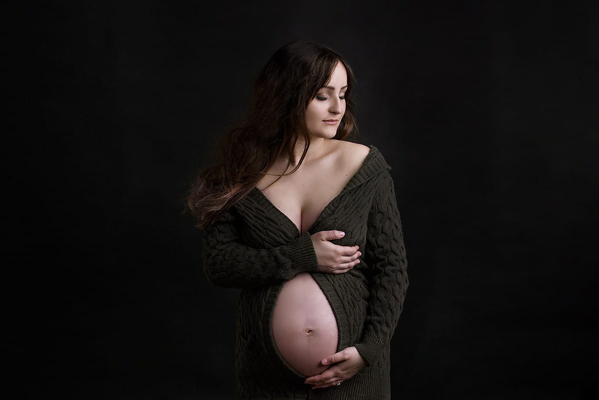 Modernes Fotoshooting des schwangeren natürlichen Stils in Berlin