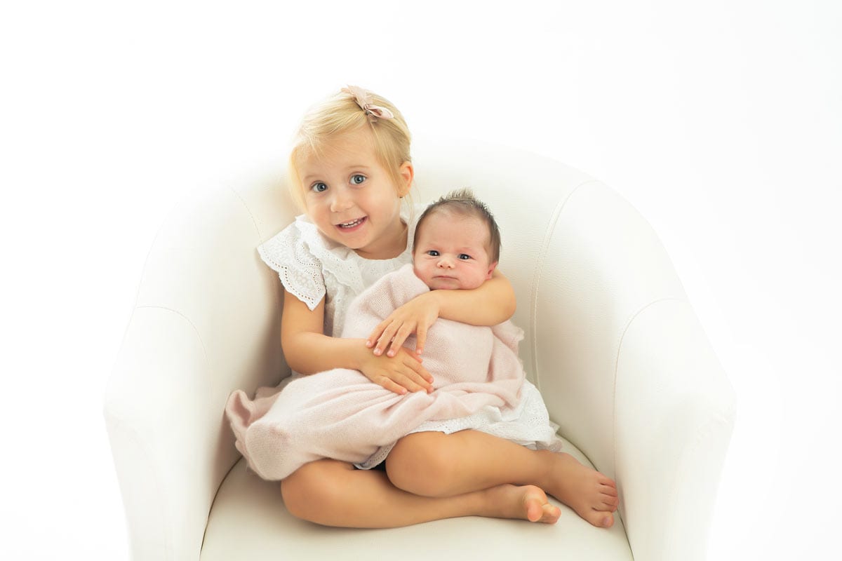 Ideen für Neugeborenenshootings mit Geschwistern