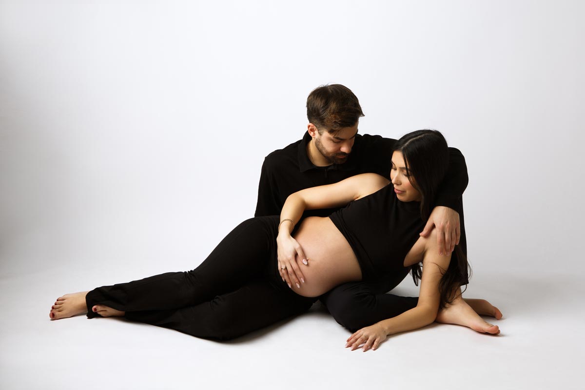 Minimalistische-natuerliche-Schwangerschaftsfotos-mit-Partner-in-Berlin
