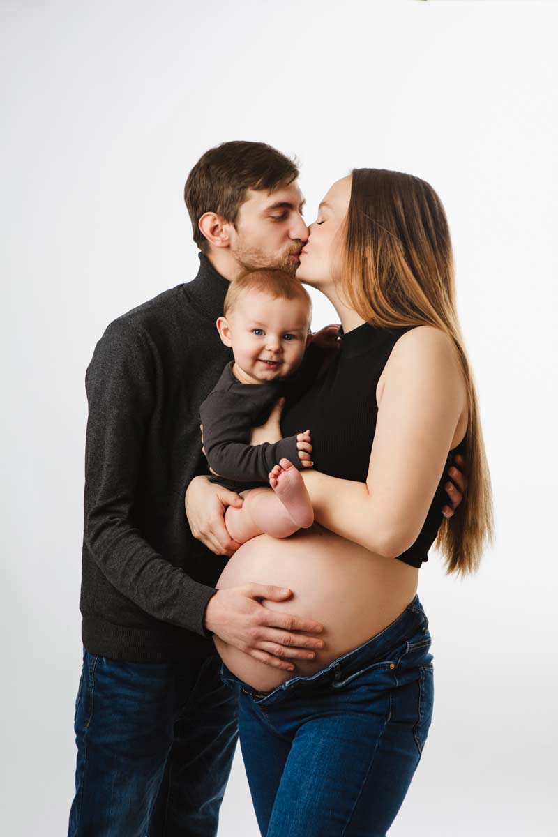 Maternity-Fotoshooting-in-Berlin-mit-aelteren-Geschwistern