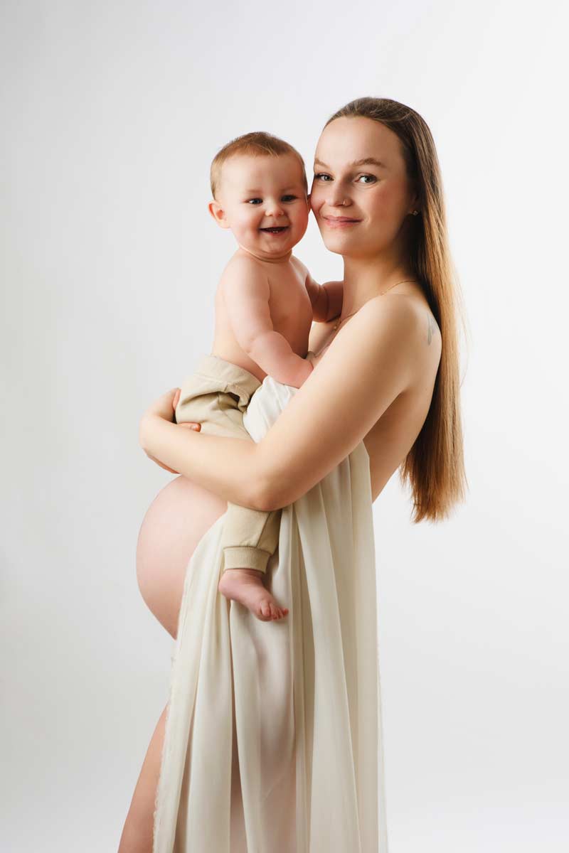 Schwangerschaftsfotografie-in-Berlin-Mutter-und-grosse-Geschwister