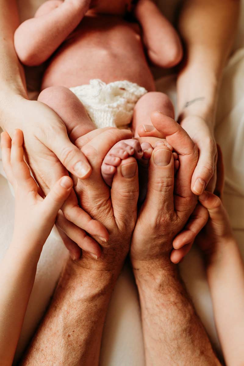 neugeborenen-fotoshooting-wohnzimmer-familie