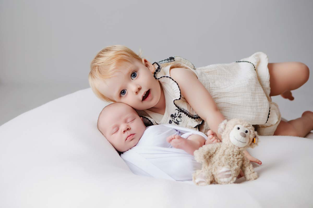 Newborn-Shooting-mit-grosser-Schwester-Berlin