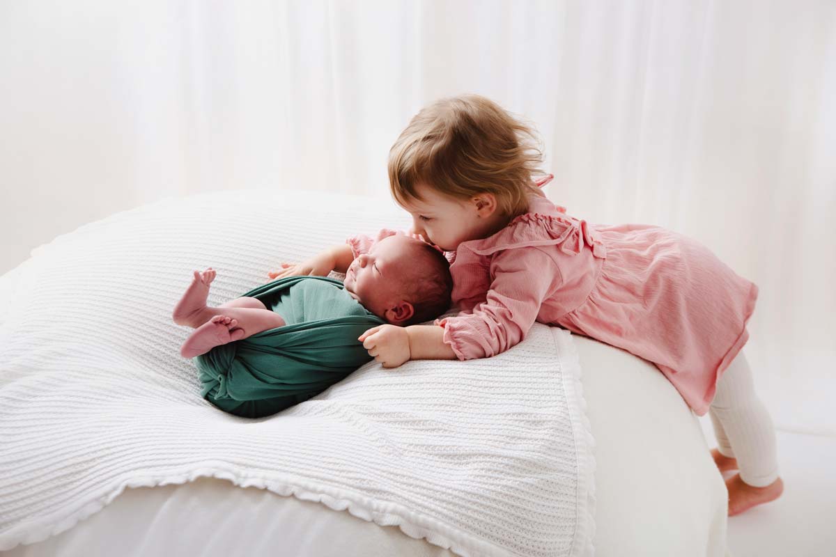 Neugeborenen Fotoshooting mit grosser Schwester Berlin
