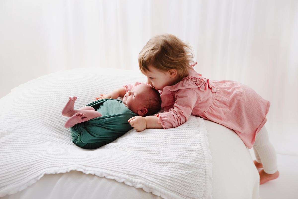 Babyfotografie-mit-aelterer-Schwester-Berlin