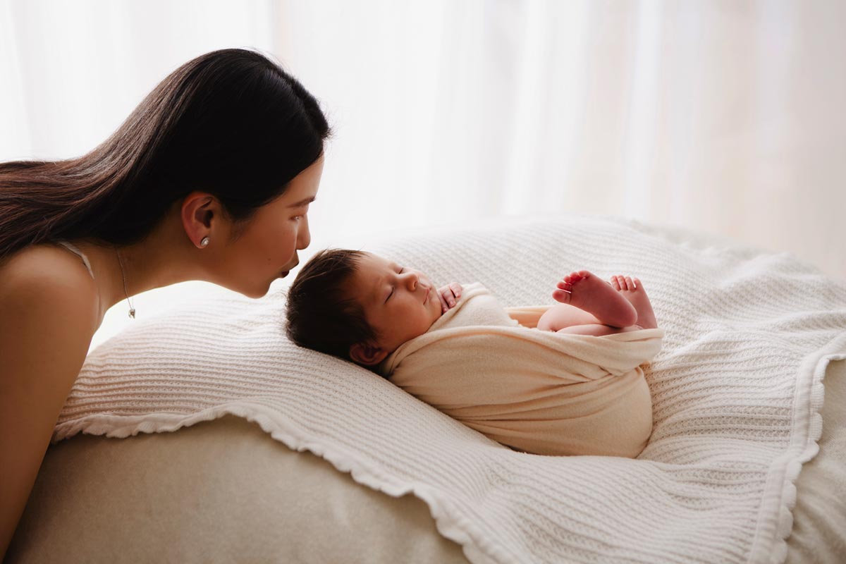 Neugeborenen-Fotoshooting-mit-Mama-Berlin