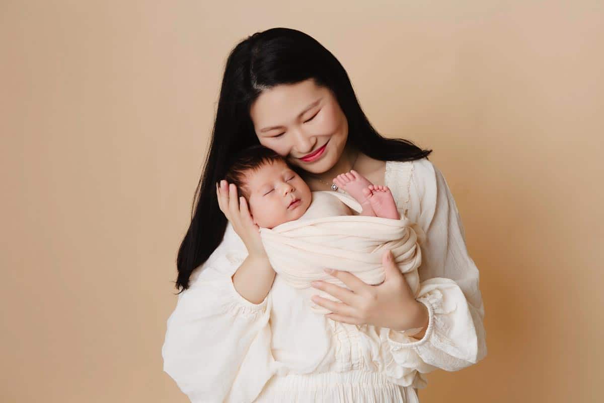 Neugeborenenfotografie-mit-Mama-Berlin